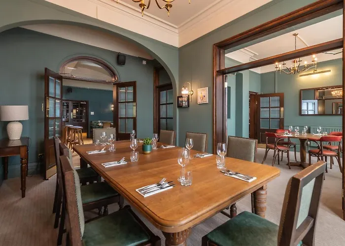 Hotel near College: Cliftonville Hotel